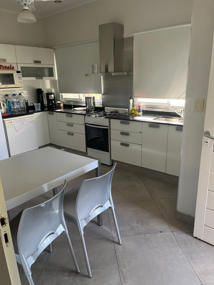 Casa en 2 plantas amoblada 4 dormitorios, quincho,  parque , piscina , cochera para 3 vehiculos cubiertos Funes Town Valor Negociable