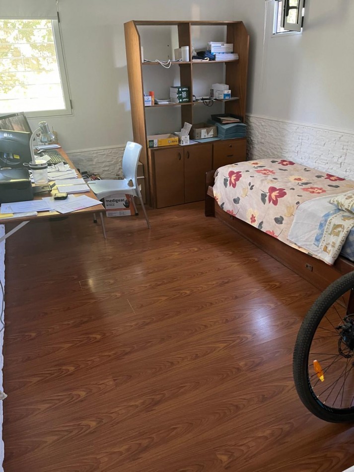 Casa en 2 plantas amoblada 4 dormitorios, quincho,  parque , piscina , cochera para 3 vehiculos cubiertos Funes Town Valor Negociable