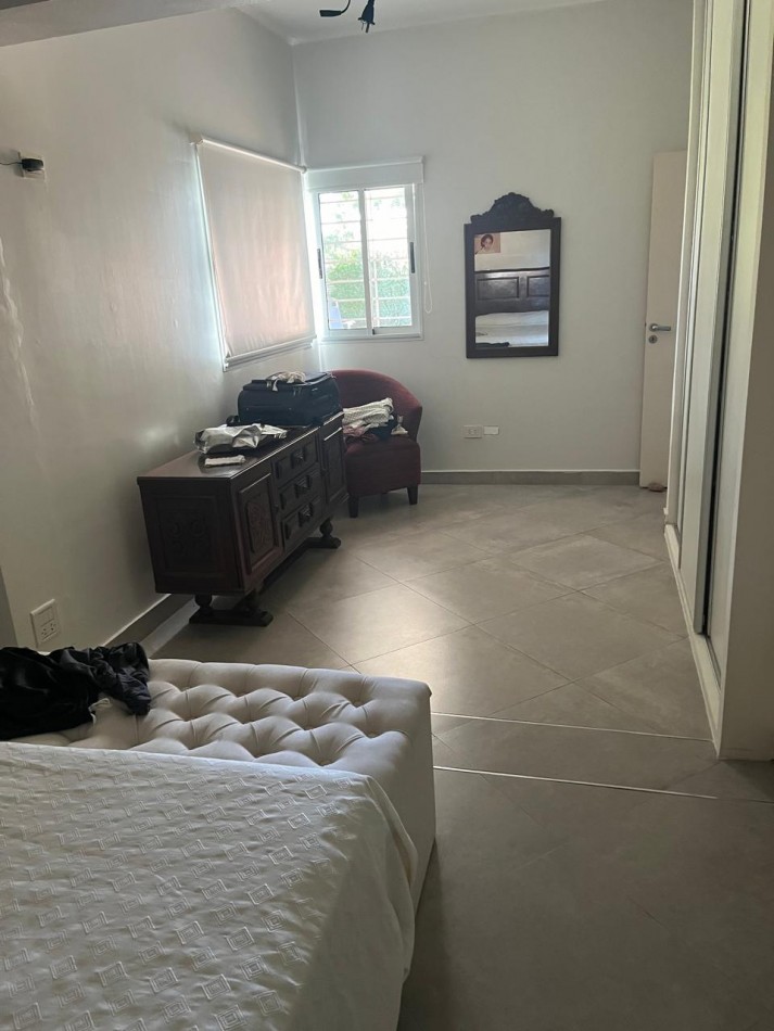 Casa en 2 plantas amoblada 4 dormitorios, quincho,  parque , piscina , cochera para 3 vehiculos cubiertos Funes Town Valor Negociable