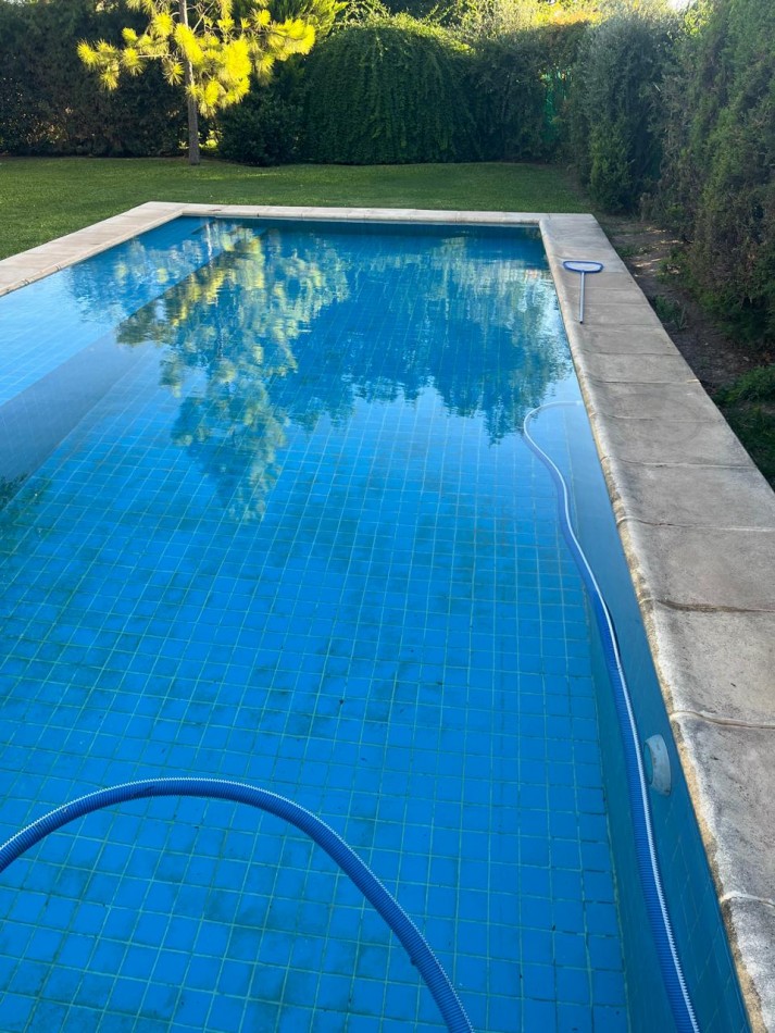 Casa en 2 plantas amoblada 4 dormitorios, quincho,  parque , piscina , cochera para 3 vehiculos cubiertos Funes Town Valor Negociable