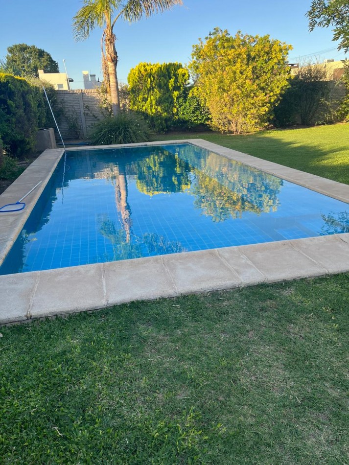 Casa en 2 plantas amoblada 4 dormitorios, quincho,  parque , piscina , cochera para 3 vehiculos cubiertos Funes Town Valor Negociable