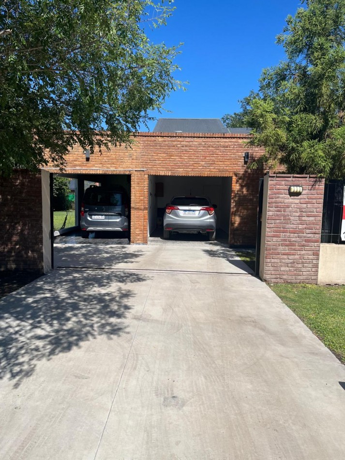 Casa en 2 plantas amoblada 4 dormitorios, quincho,  parque , piscina , cochera para 3 vehiculos cubiertos Funes Town Valor Negociable