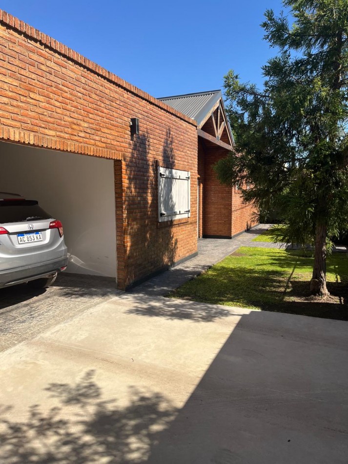 Casa en 2 plantas amoblada 4 dormitorios, quincho,  parque , piscina , cochera para 3 vehiculos cubiertos Funes Town Valor Negociable