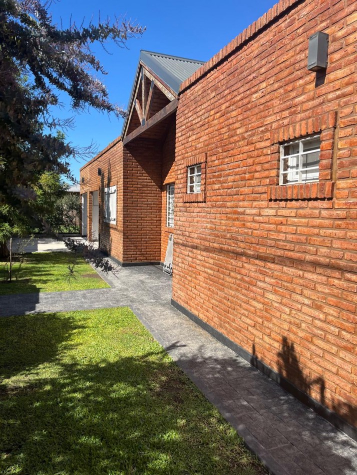 Casa en 2 plantas amoblada 4 dormitorios, quincho,  parque , piscina , cochera para 3 vehiculos cubiertos Funes Town Valor Negociable