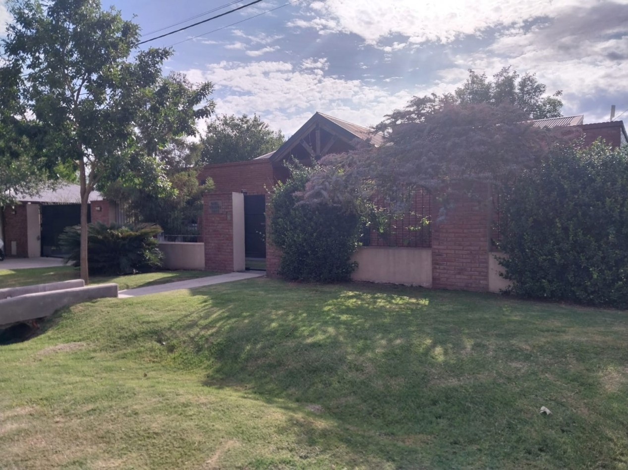 Casa en 2 plantas amoblada 4 dormitorios, quincho,  parque , piscina , cochera para 3 vehiculos cubiertos Funes Town Valor Negociable