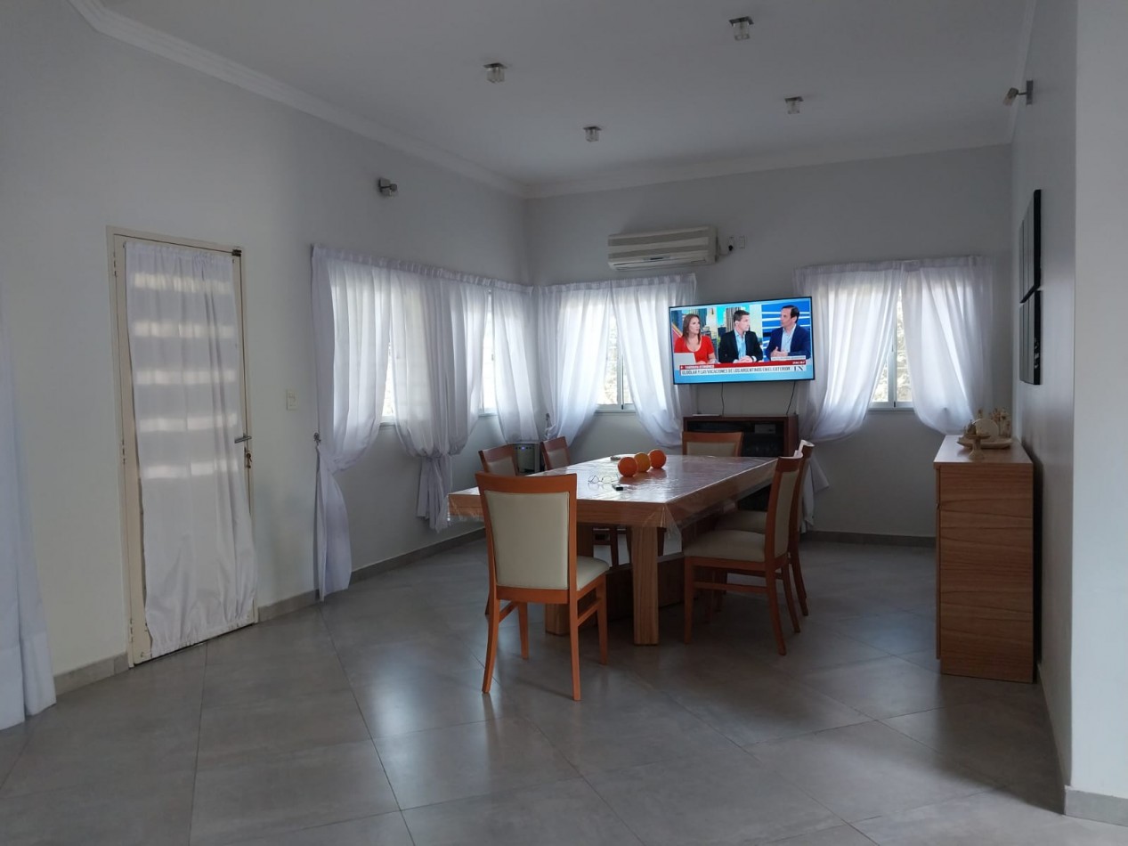 Casa en 2 plantas amoblada 4 dormitorios, quincho,  parque , piscina , cochera para 3 vehiculos cubiertos Funes Town Valor Negociable