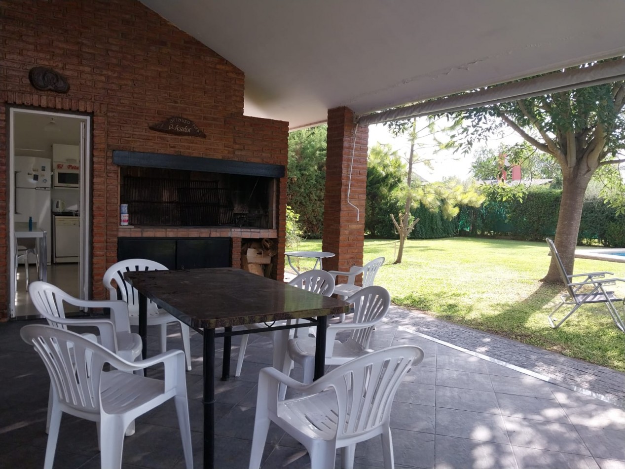 Casa en 2 plantas amoblada 4 dormitorios, quincho,  parque , piscina , cochera para 3 vehiculos cubiertos Funes Town Valor Negociable