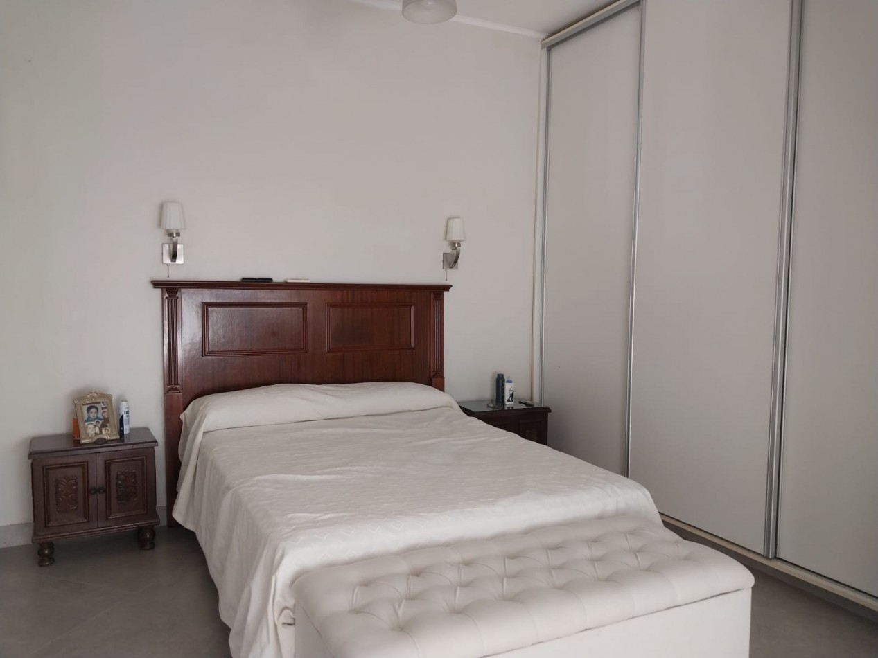 Casa en 2 plantas amoblada 4 dormitorios, quincho,  parque , piscina , cochera para 3 vehiculos cubiertos Funes Town Valor Negociable