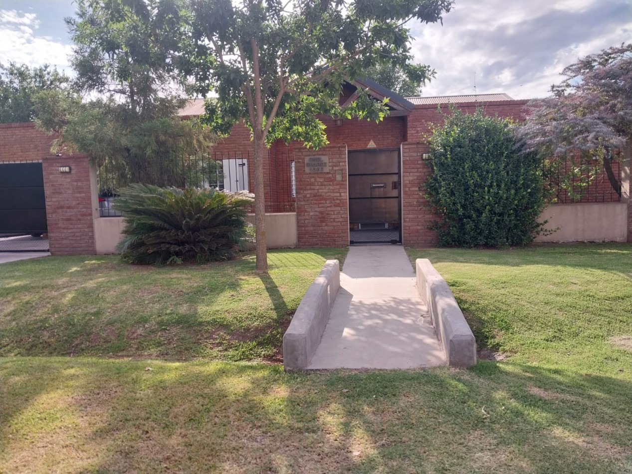 Casa en 2 plantas amoblada 4 dormitorios, quincho,  parque , piscina , cochera para 3 vehiculos cubiertos Funes Town Valor Negociable