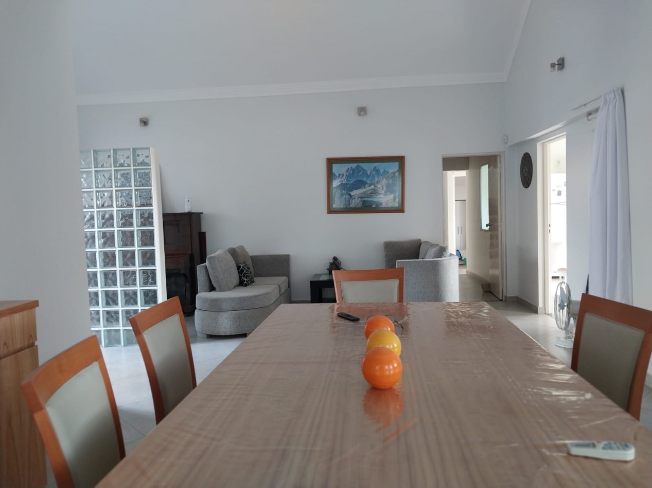 Casa en 2 plantas amoblada 4 dormitorios, quincho,  parque , piscina , cochera para 3 vehiculos cubiertos Funes Town Valor Negociable