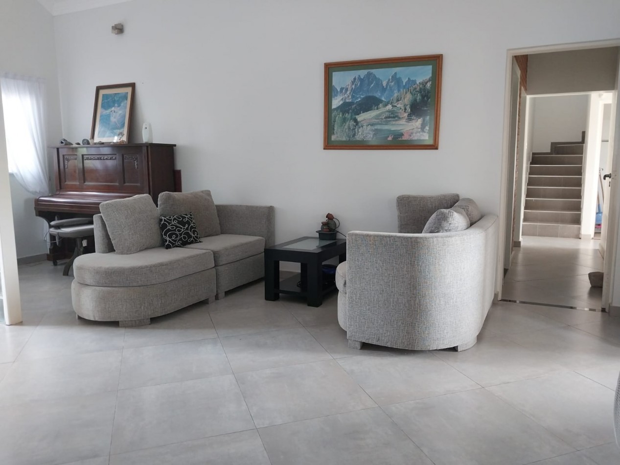 Casa en 2 plantas amoblada 4 dormitorios, quincho,  parque , piscina , cochera para 3 vehiculos cubiertos Funes Town Valor Negociable