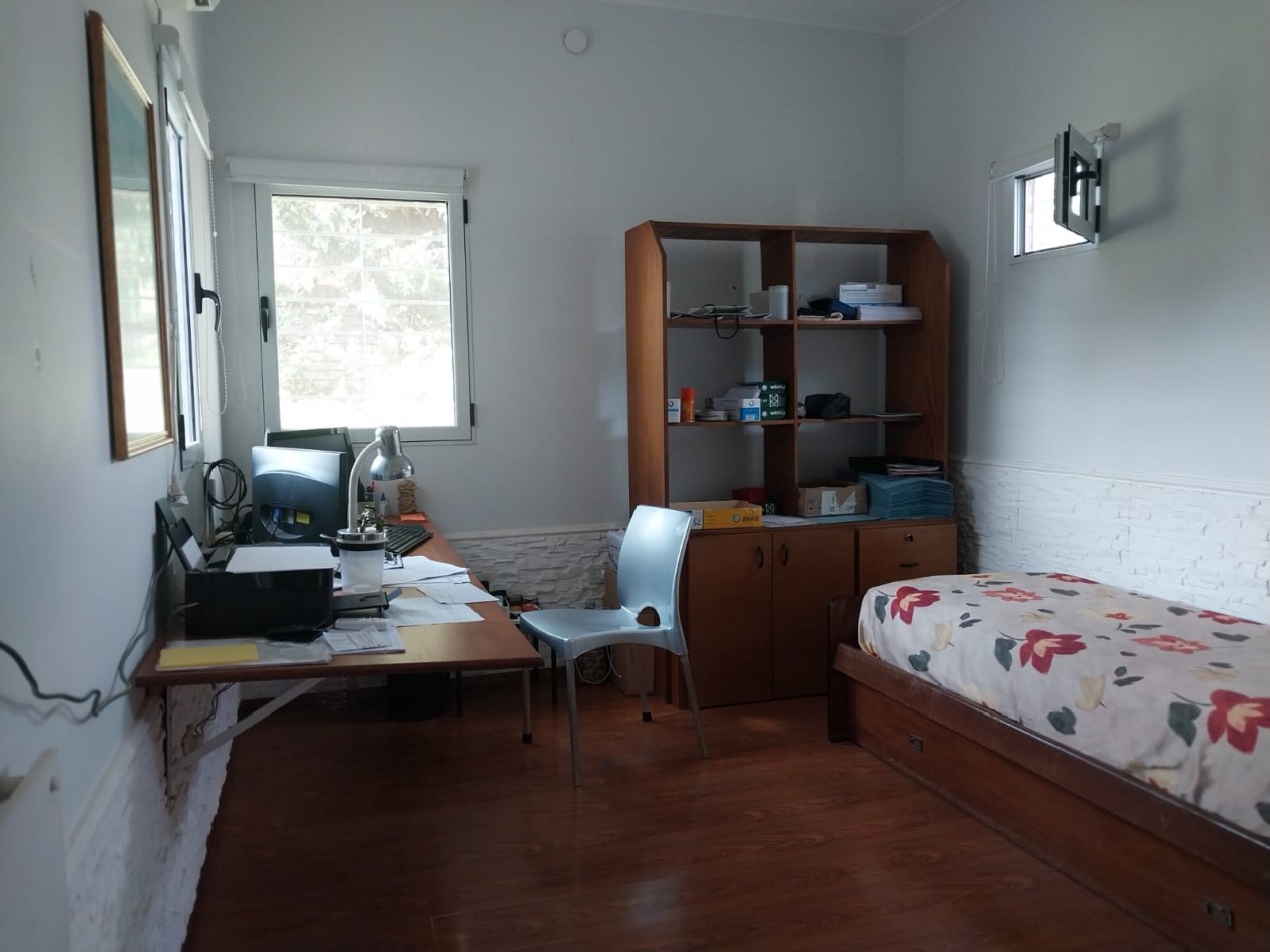 Casa en 2 plantas amoblada 4 dormitorios, quincho,  parque , piscina , cochera para 3 vehiculos cubiertos Funes Town Valor Negociable