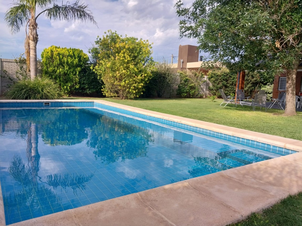 Casa en 2 plantas amoblada 4 dormitorios, quincho,  parque , piscina , cochera para 3 vehiculos cubiertos Funes Town Valor Negociable