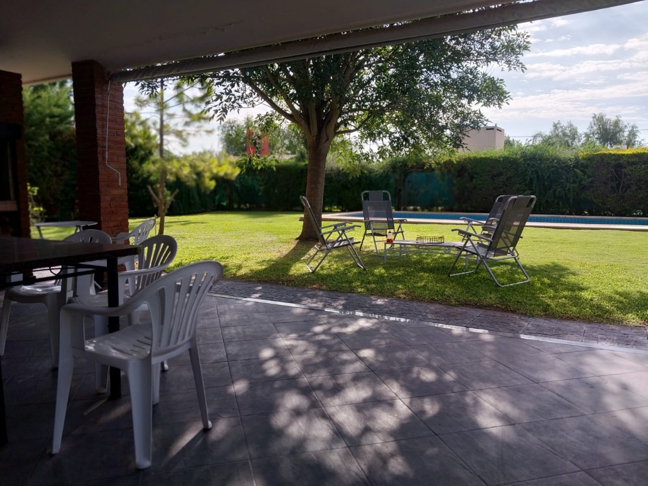 Casa en 2 plantas amoblada 4 dormitorios, quincho,  parque , piscina , cochera para 3 vehiculos cubiertos Funes Town Valor Negociable