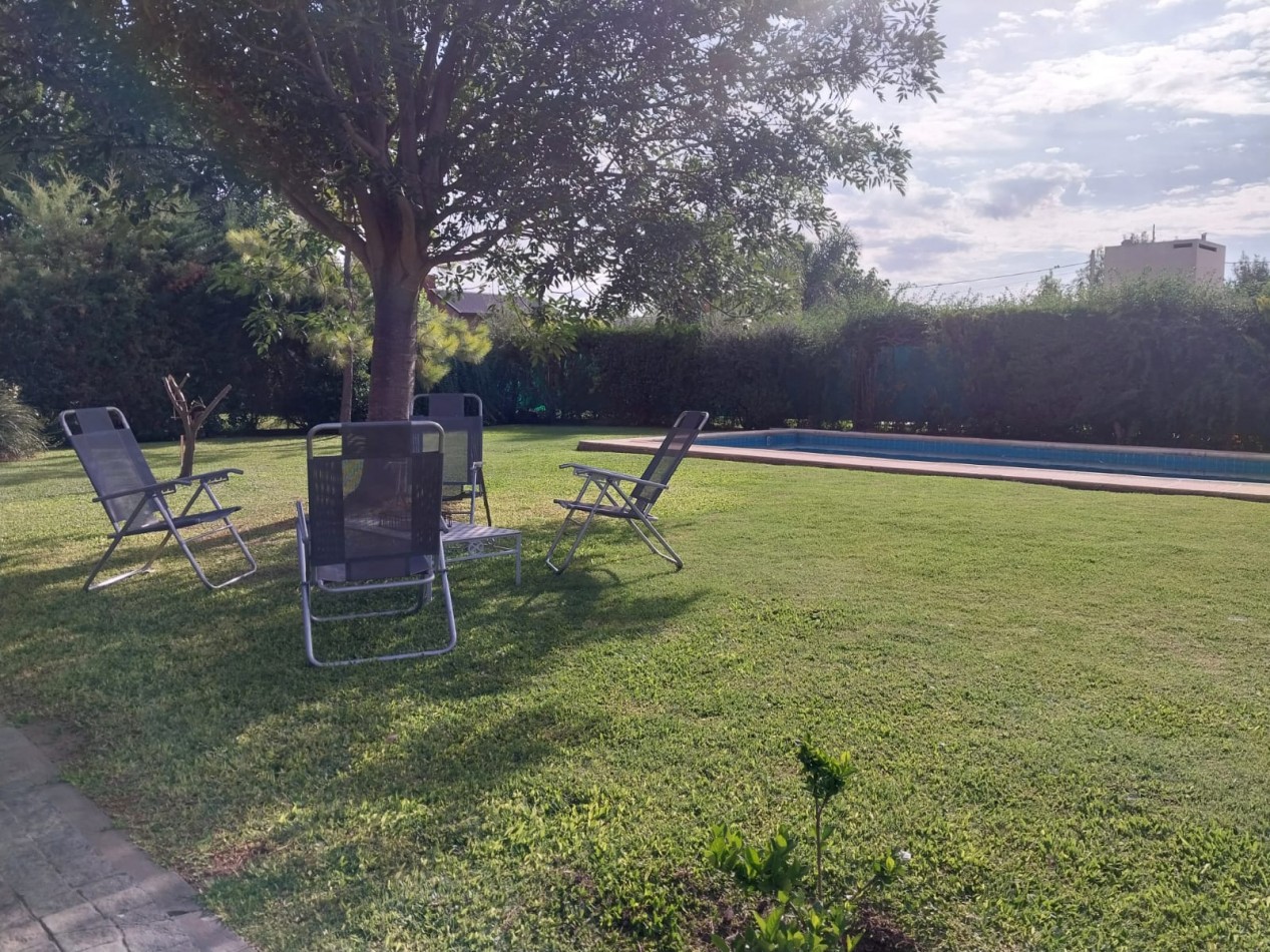 Casa en 2 plantas amoblada 4 dormitorios, quincho,  parque , piscina , cochera para 3 vehiculos cubiertos Funes Town Valor Negociable