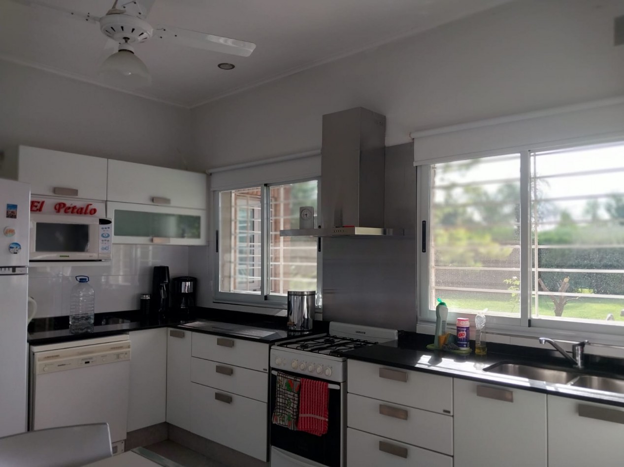 Casa en 2 plantas amoblada 4 dormitorios, quincho,  parque , piscina , cochera para 3 vehiculos cubiertos Funes Town Valor Negociable