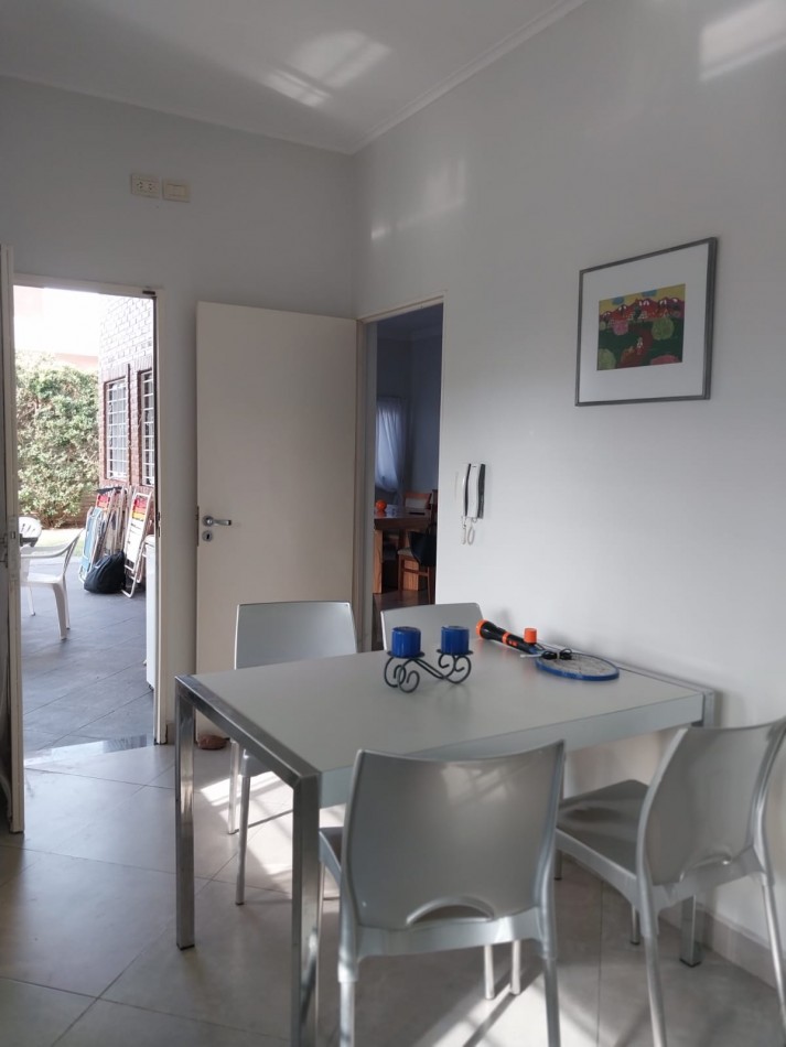 Casa en 2 plantas amoblada 4 dormitorios, quincho,  parque , piscina , cochera para 3 vehiculos cubiertos Funes Town Valor Negociable