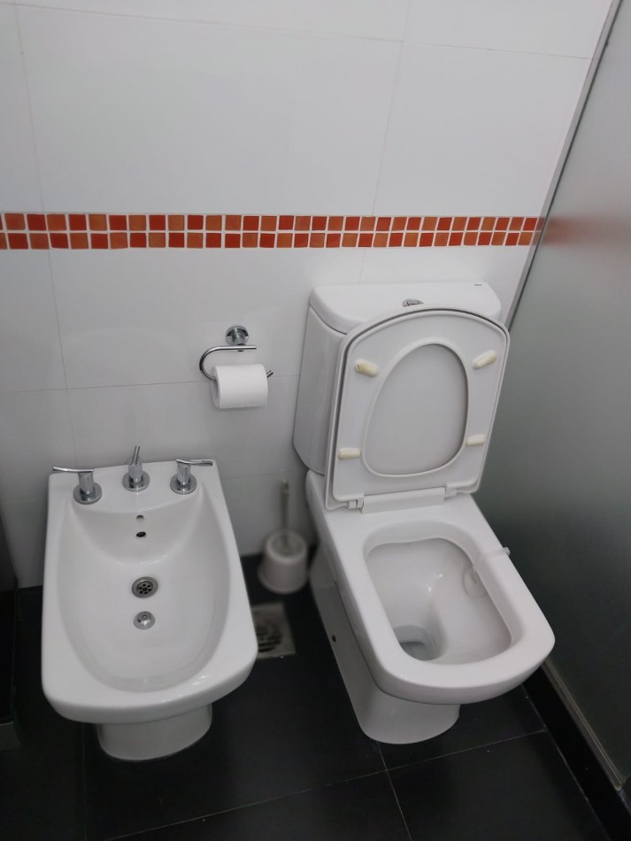 Casa en 2 plantas amoblada 4 dormitorios, quincho,  parque , piscina , cochera para 3 vehiculos cubiertos Funes Town Valor Negociable