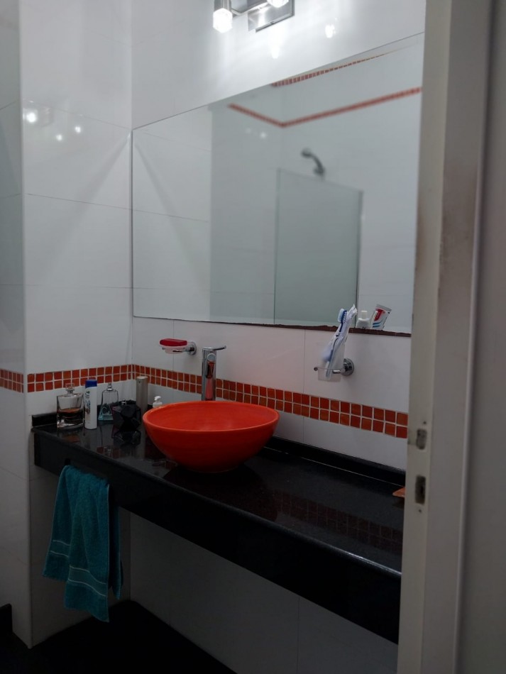 Casa en 2 plantas amoblada 4 dormitorios, quincho,  parque , piscina , cochera para 3 vehiculos cubiertos Funes Town Valor Negociable