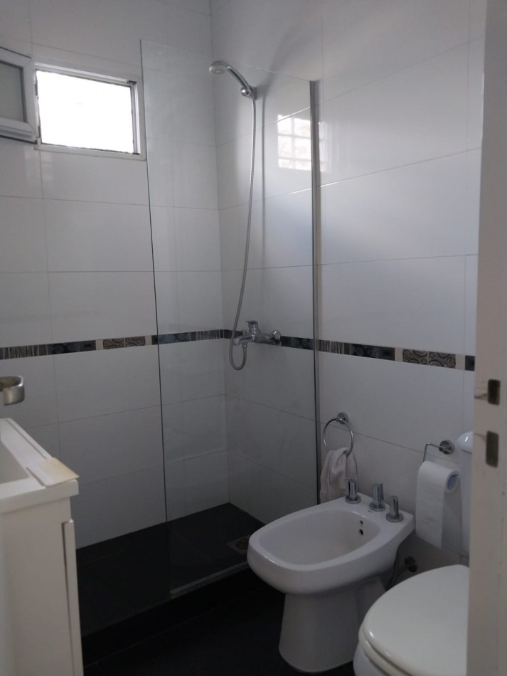 Casa en 2 plantas amoblada 4 dormitorios, quincho,  parque , piscina , cochera para 3 vehiculos cubiertos Funes Town Valor Negociable