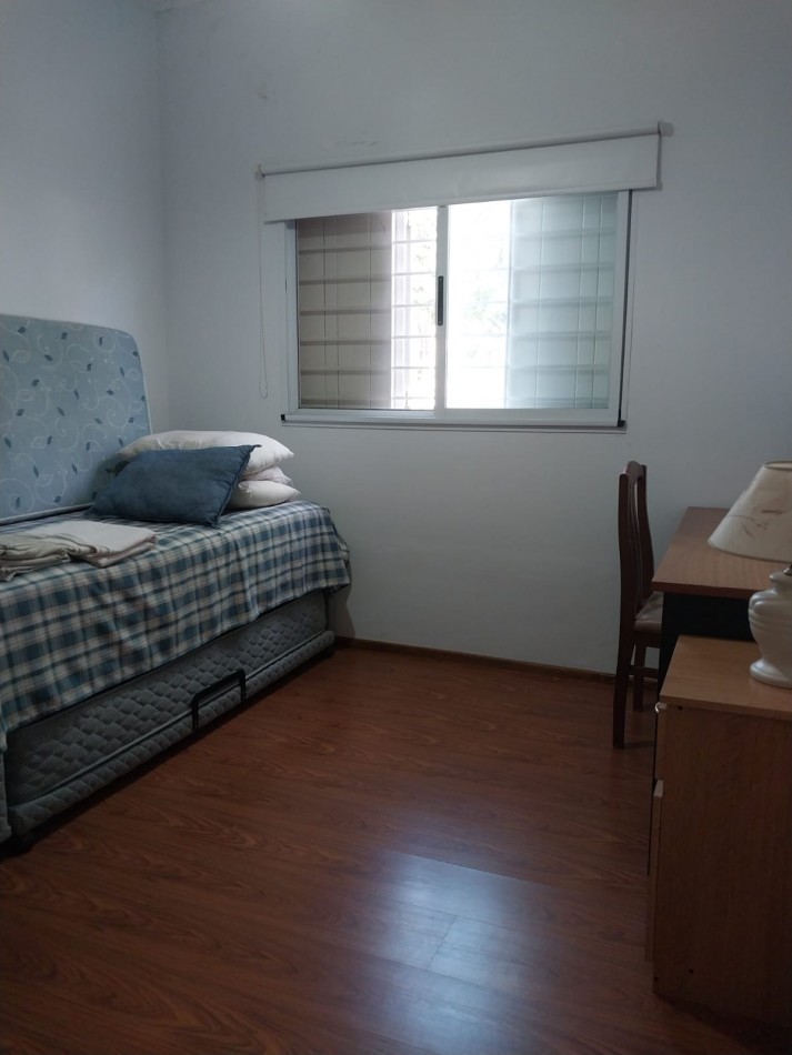 Casa en 2 plantas amoblada 4 dormitorios, quincho,  parque , piscina , cochera para 3 vehiculos cubiertos Funes Town Valor Negociable