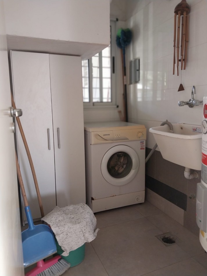 Casa en 2 plantas amoblada 4 dormitorios, quincho,  parque , piscina , cochera para 3 vehiculos cubiertos Funes Town Valor Negociable