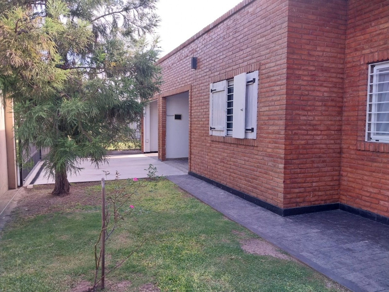 Casa en 2 plantas amoblada 4 dormitorios, quincho,  parque , piscina , cochera para 3 vehiculos cubiertos Funes Town Valor Negociable