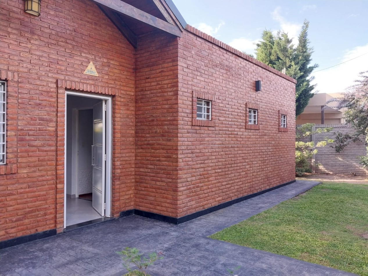 Casa en 2 plantas amoblada 4 dormitorios, quincho,  parque , piscina , cochera para 3 vehiculos cubiertos Funes Town Valor Negociable