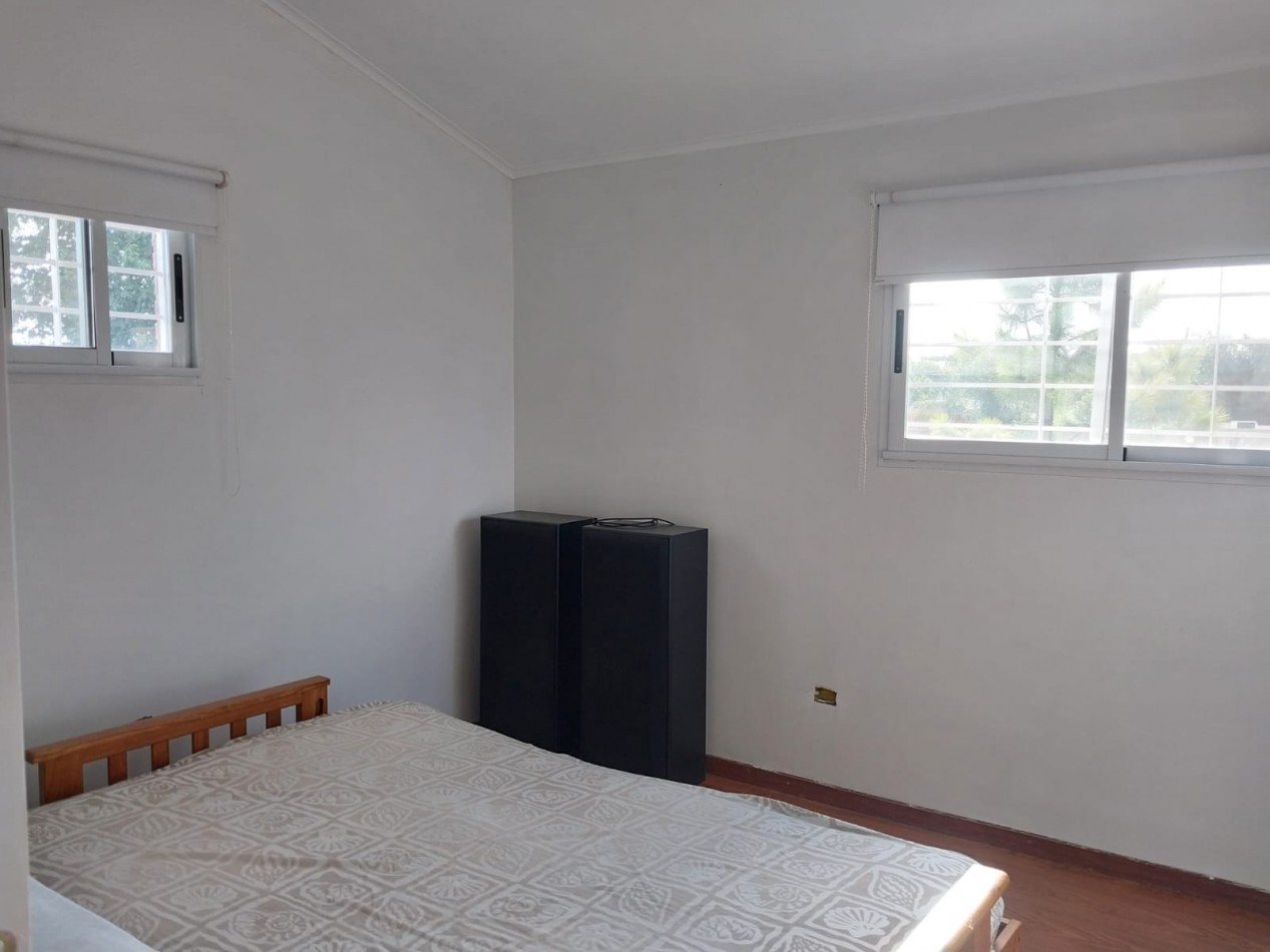 Casa en 2 plantas amoblada 4 dormitorios, quincho,  parque , piscina , cochera para 3 vehiculos cubiertos Funes Town Valor Negociable