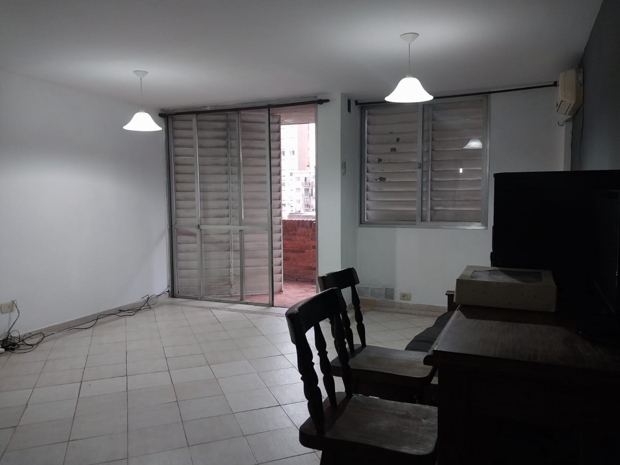 Departamento semipiso exclusivo  2 dormitorios al frente con balcon valor negociable Italia al 1600 semi amoblado 