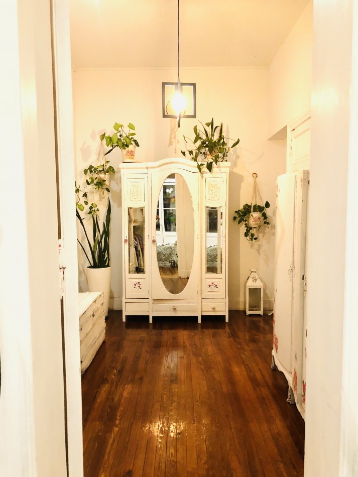Casa colonial en planta alta reciclada a nuevo de estilo artistico /  ideal para familia / estudio / emprendimientos - 320,78 m² - Barrio Abasto