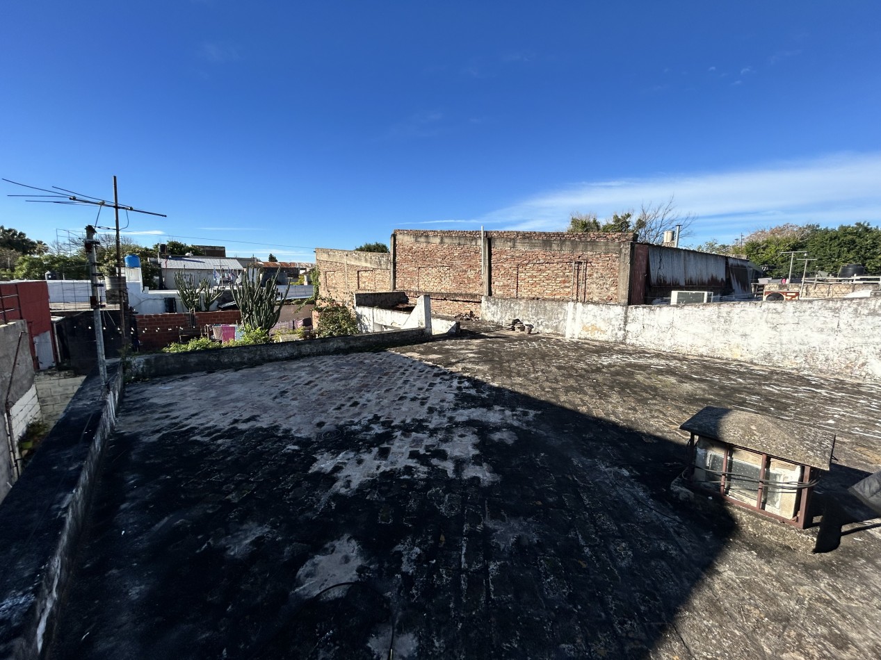 Casa  al frente con 2 ingresos  mas cochera con amplio patio parrillero