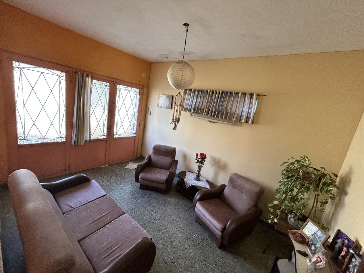 Casa  al frente con 2 ingresos  mas cochera con amplio patio parrillero