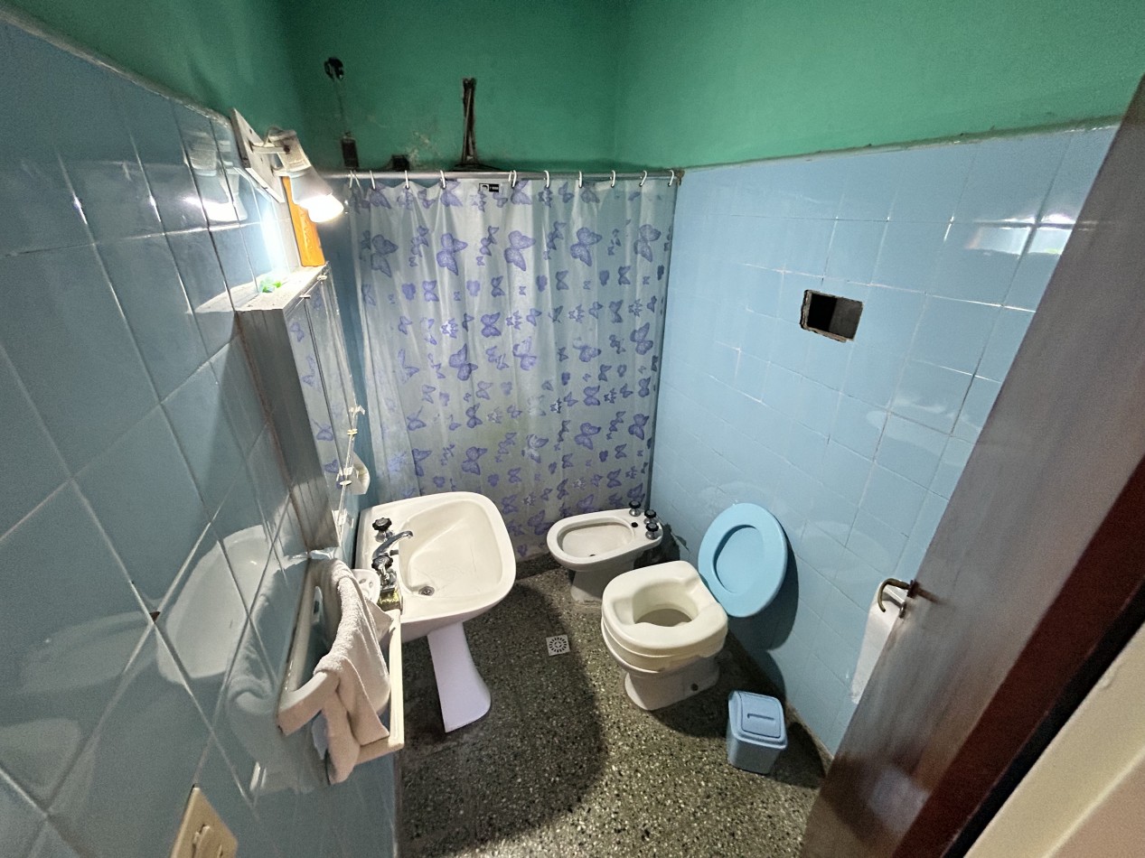 Casa  al frente con 2 ingresos  mas cochera con amplio patio parrillero