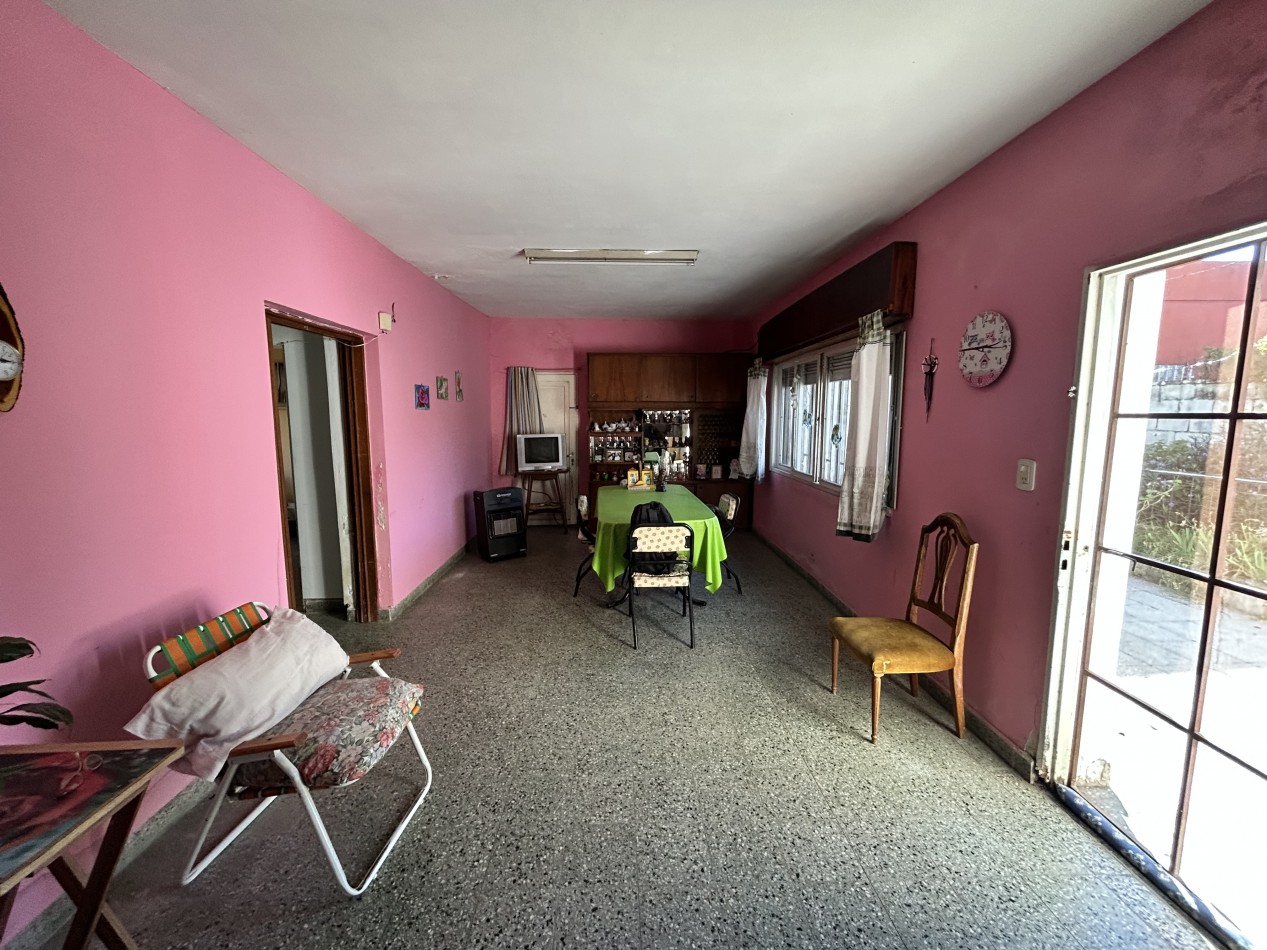 Casa  al frente con 2 ingresos  mas cochera con amplio patio parrillero