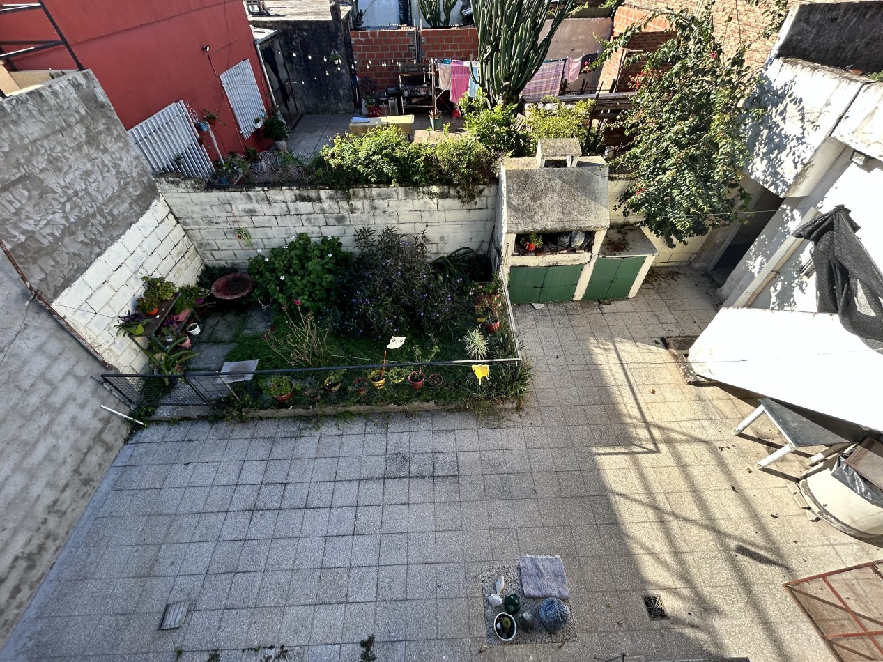 Casa  al frente con 2 ingresos  mas cochera con amplio patio parrillero
