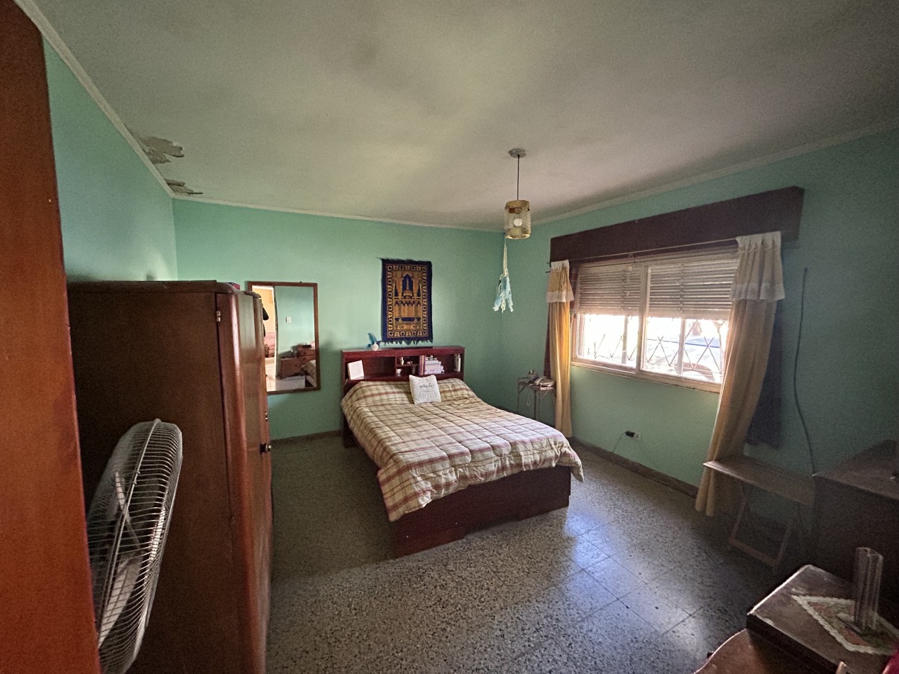 Casa  al frente con 2 ingresos  mas cochera con amplio patio parrillero