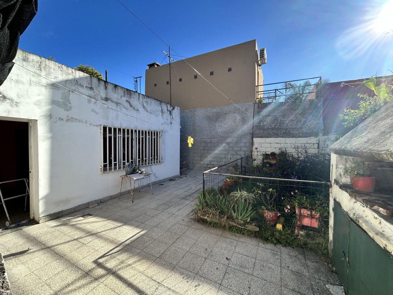 Casa  al frente con 2 ingresos  mas cochera con amplio patio parrillero