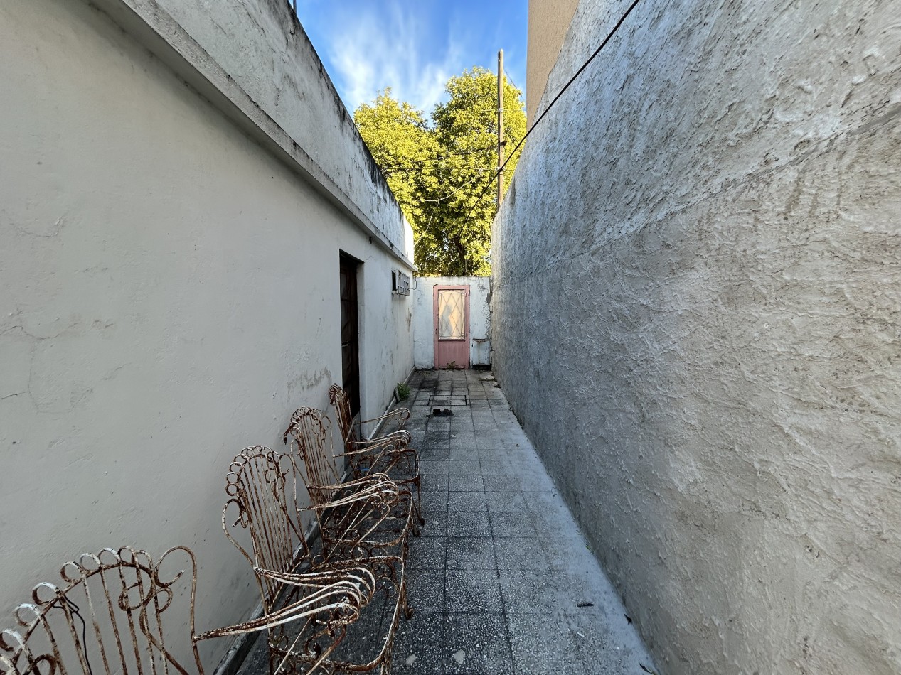 Casa  al frente con 2 ingresos  mas cochera con amplio patio parrillero