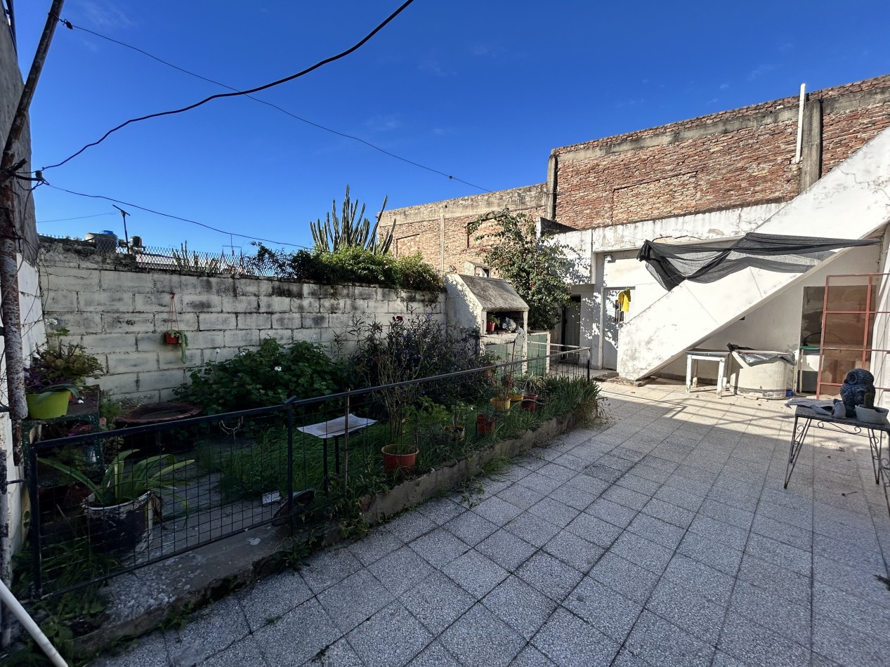 Casa  al frente con 2 ingresos  mas cochera con amplio patio parrillero