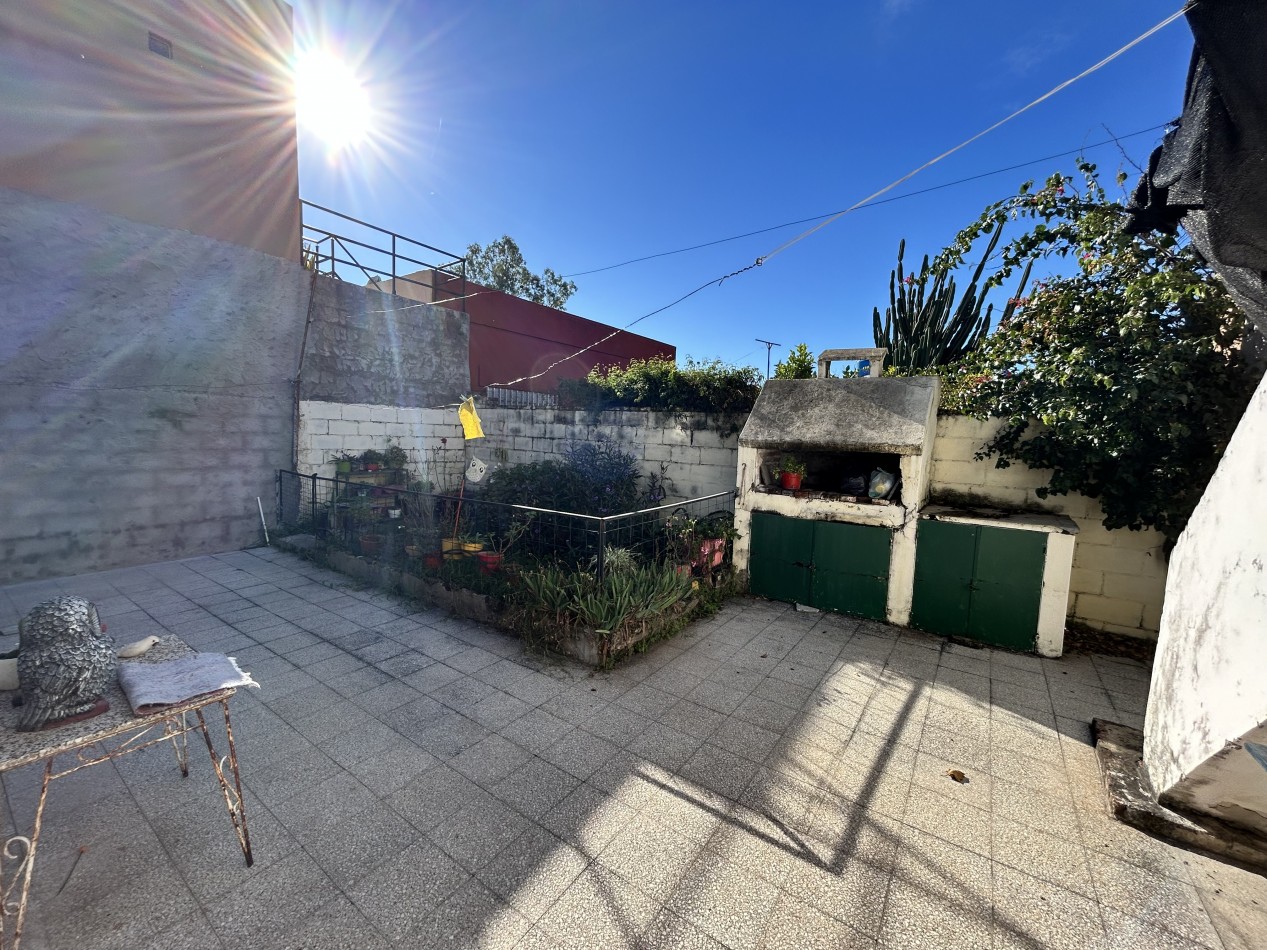 Casa  al frente con 2 ingresos  mas cochera con amplio patio parrillero