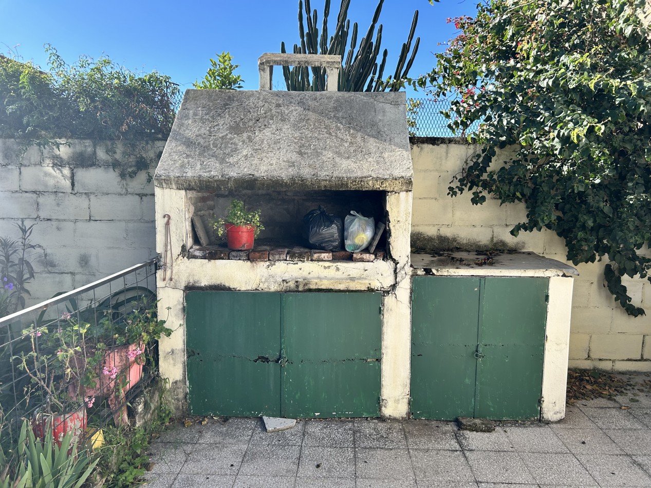 Casa  al frente con 2 ingresos  mas cochera con amplio patio parrillero