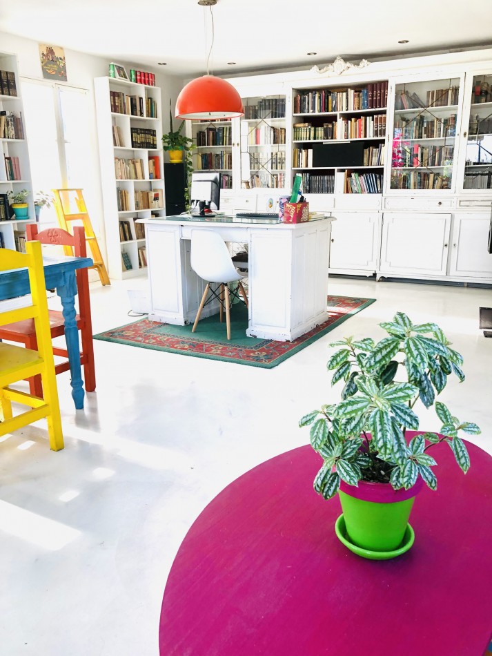 Casa colonial en planta alta reciclada a nuevo de estilo artistico /  ideal para familia / estudio / emprendimientos - 320,78 m² - Barrio Abasto