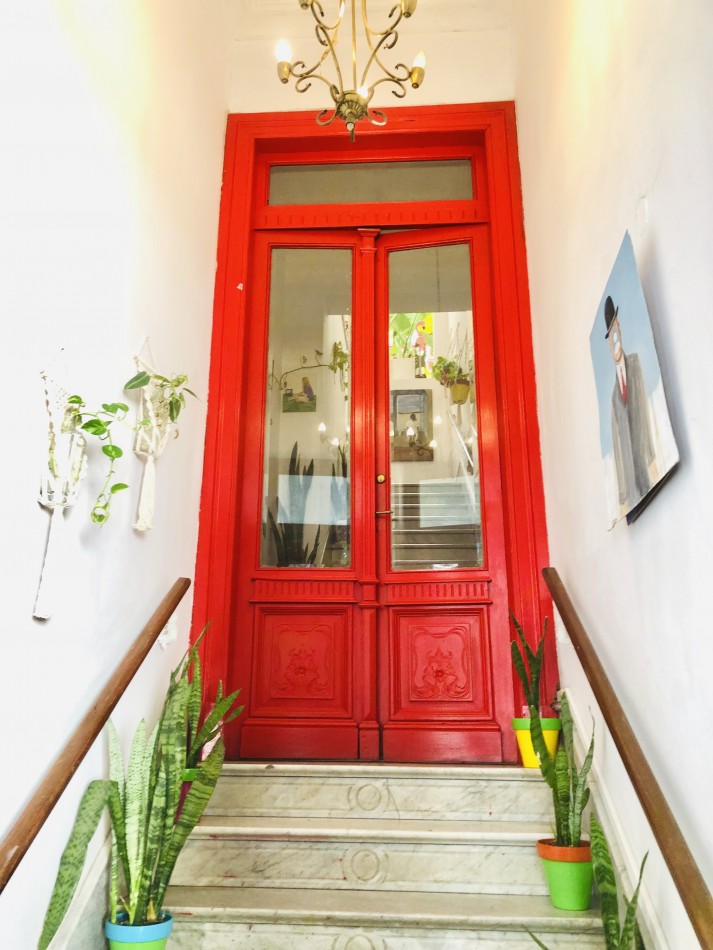 Casa colonial en planta alta reciclada a nuevo de estilo artistico /  ideal para familia / estudio / emprendimientos - 320,78 m² - Barrio Abasto