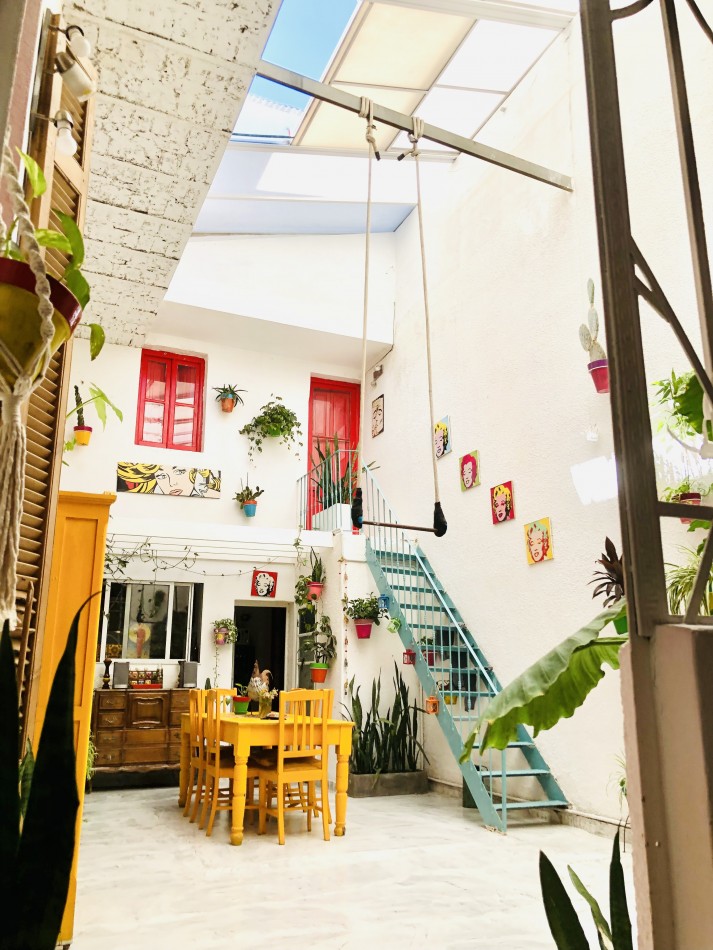 Casa colonial en planta alta reciclada a nuevo de estilo artistico /  ideal para familia / estudio / emprendimientos - 320,78 m² - Barrio Abasto