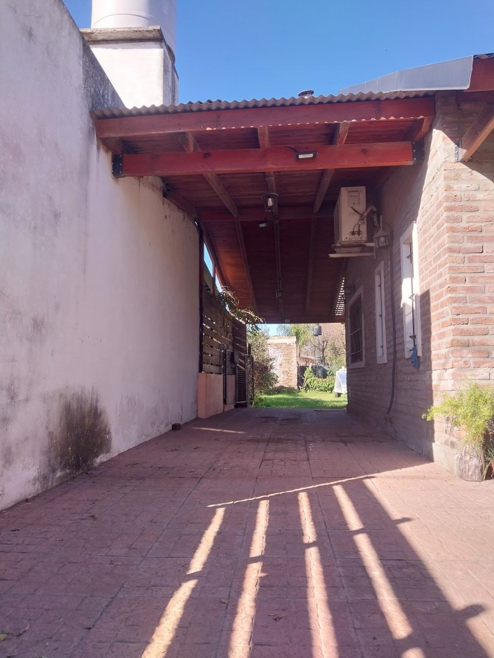 Casa al frente en 2 plantas de 3 dormitorios con cochera semicubierta y parque parquizado, galeria y parrillero VALOR NEGOCIABLE