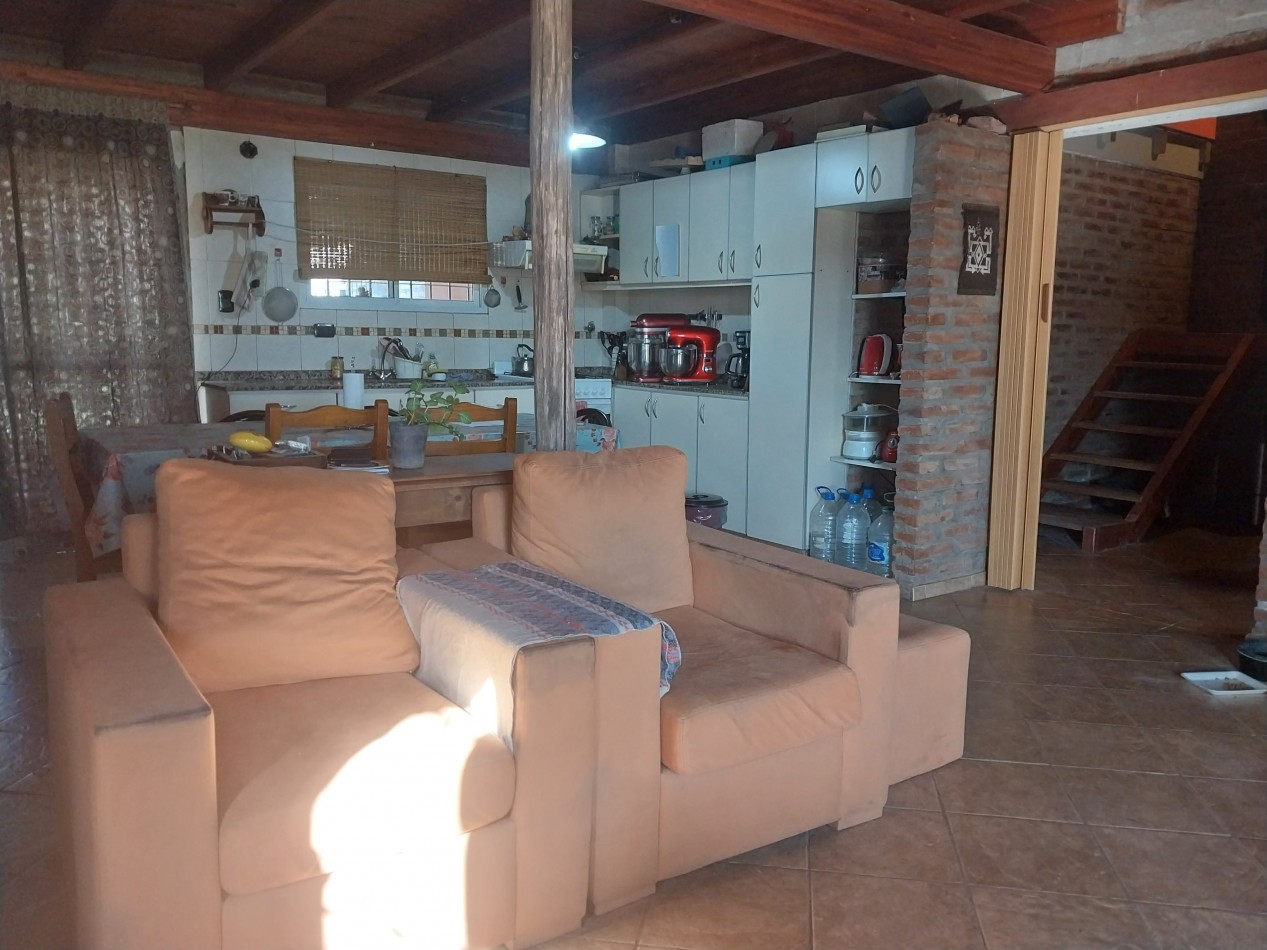 Casa al frente en 2 plantas de 3 dormitorios con cochera semicubierta y parque parquizado, galeria y parrillero VALOR NEGOCIABLE