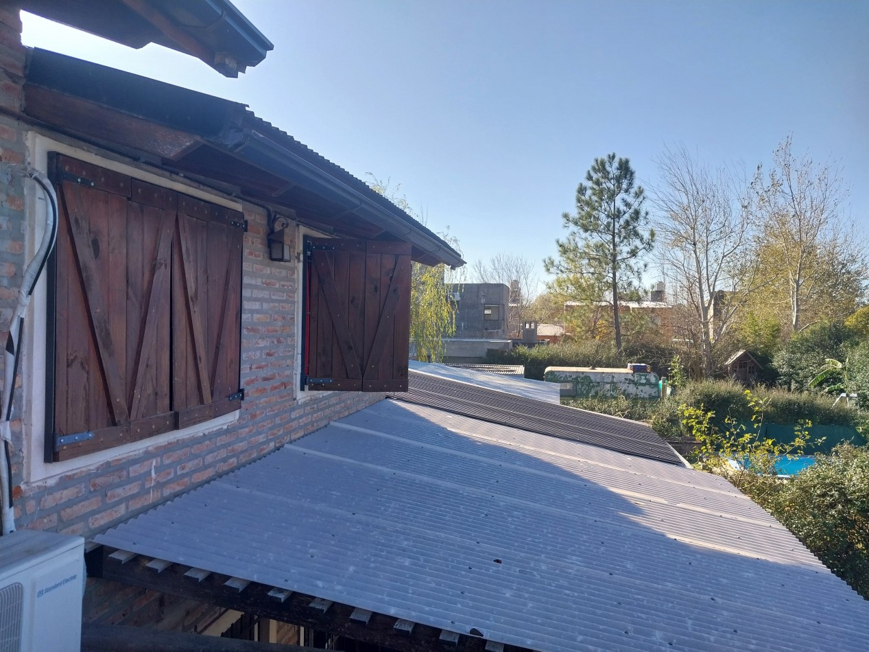 Casa al frente en 2 plantas de 3 dormitorios con cochera semicubierta y parque parquizado, galeria y parrillero VALOR NEGOCIABLE