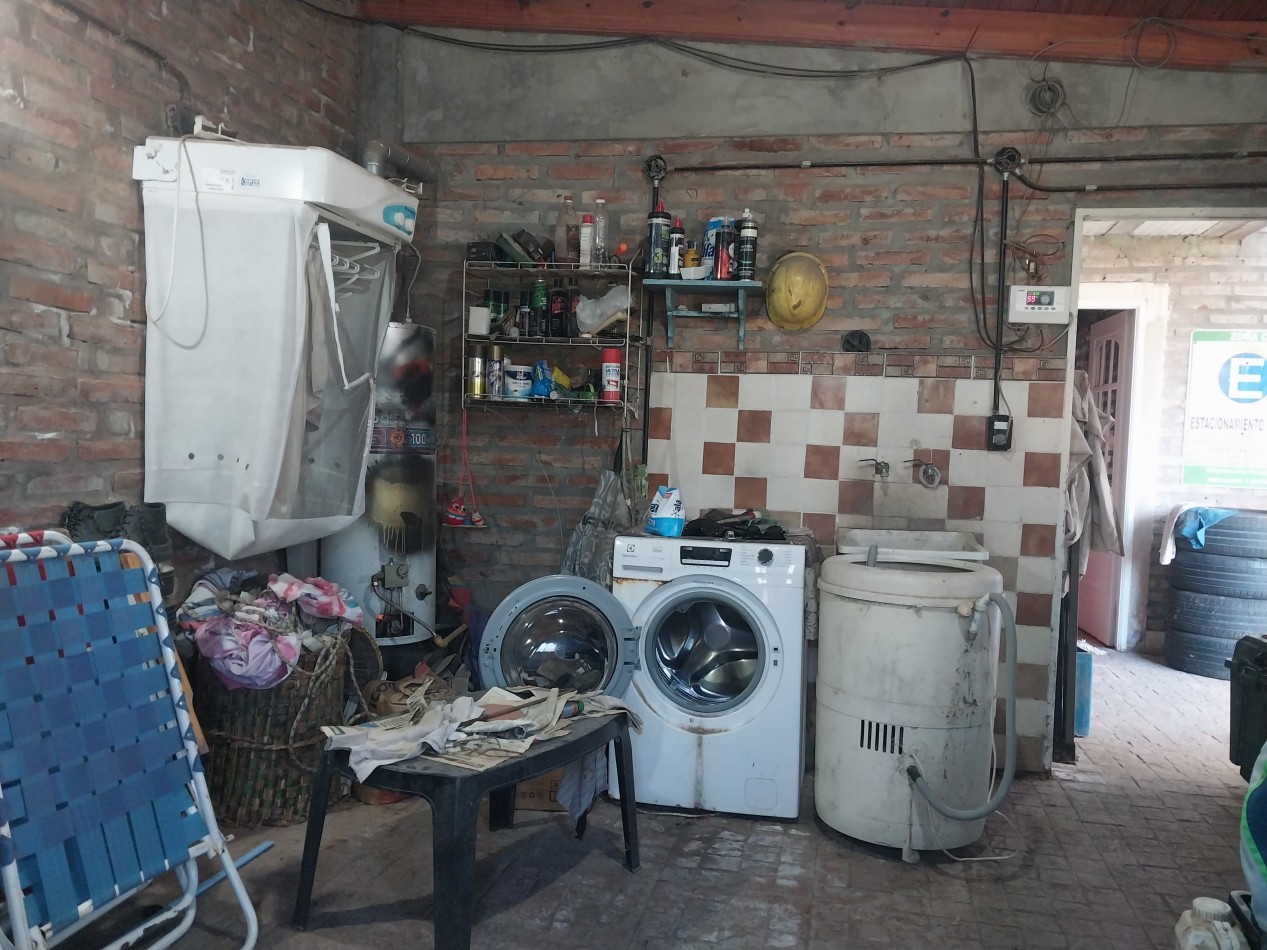 Casa al frente en 2 plantas de 3 dormitorios con cochera semicubierta y parque parquizado, galeria y parrillero VALOR NEGOCIABLE