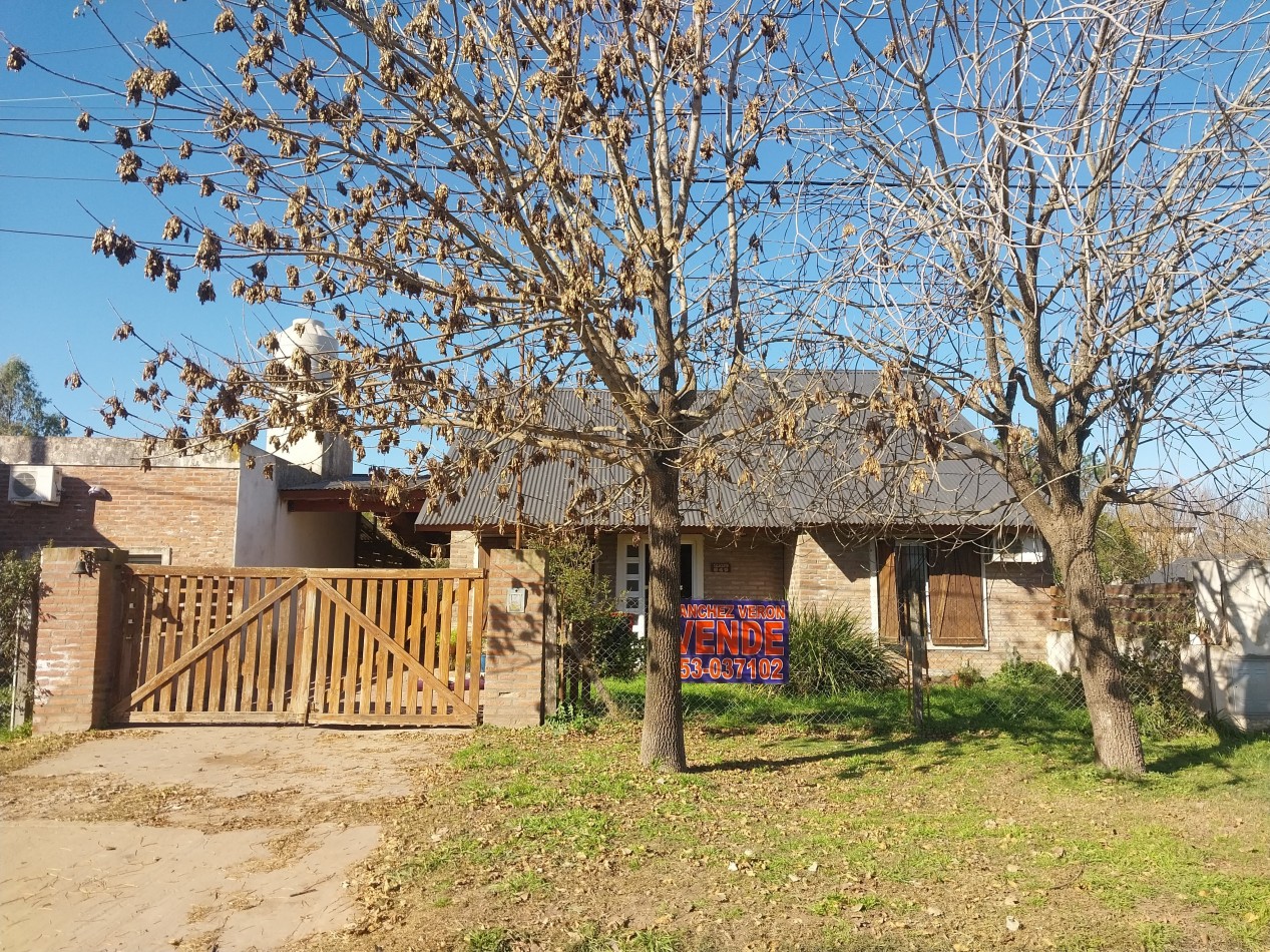 Casa al frente en 2 plantas de 3 dormitorios con cochera semicubierta y parque parquizado, galeria y parrillero VALOR NEGOCIABLE